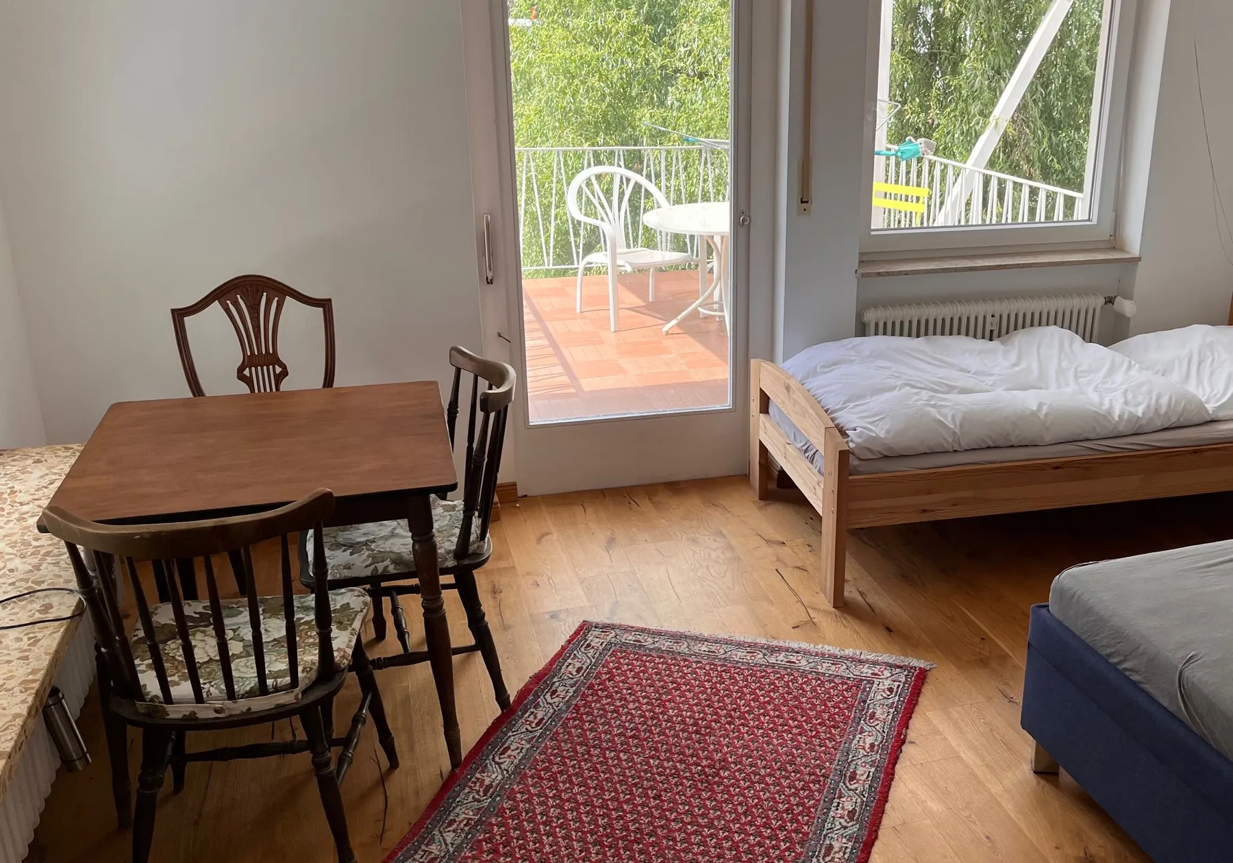 Zimmer mit Balkon in der Monteurwohnung Coburg