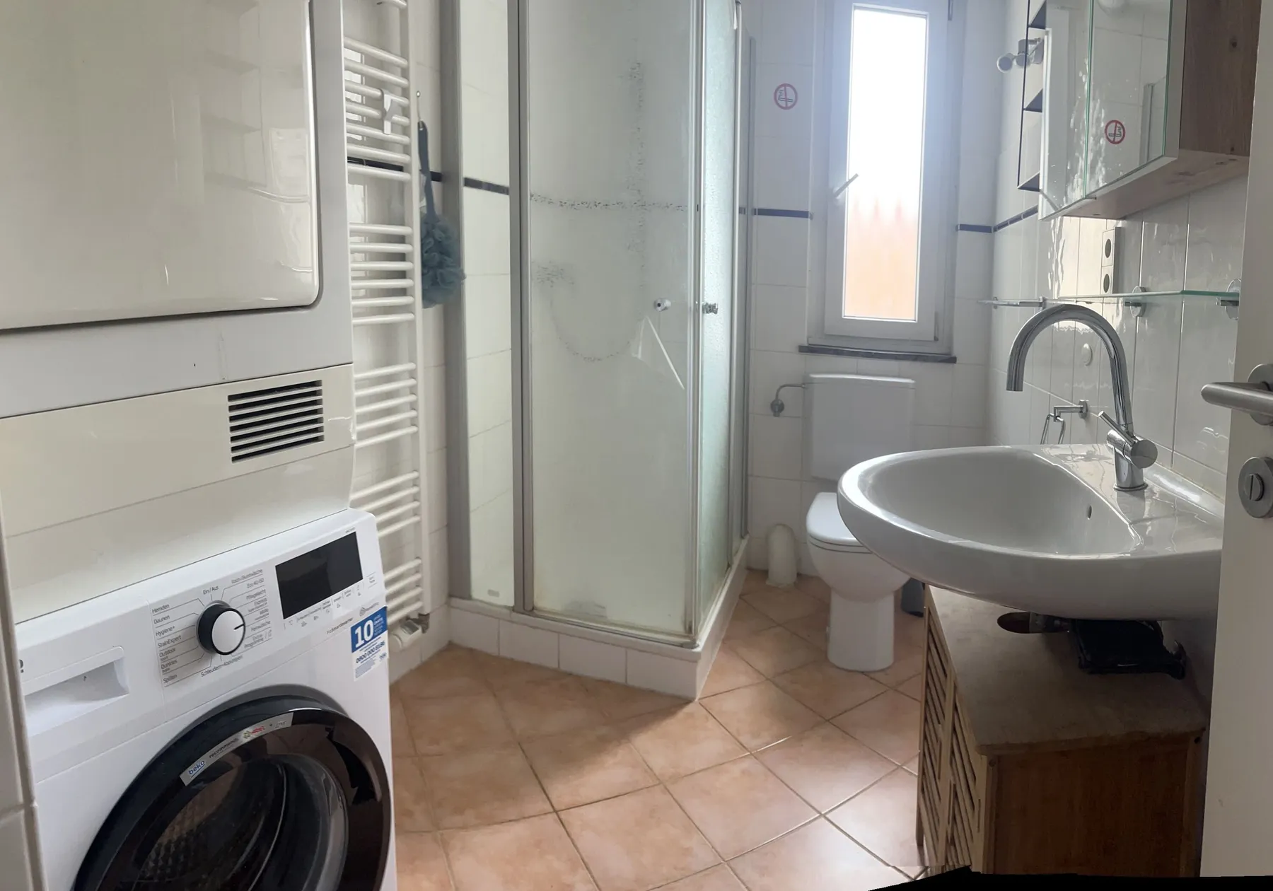 Badezimmer mit Waschmaschine in Coburg