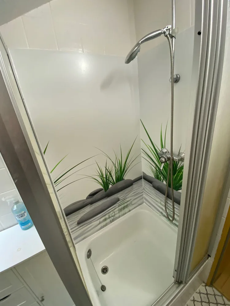 Dusche im Badezimmer der Unterkunft Hochstadt am Main