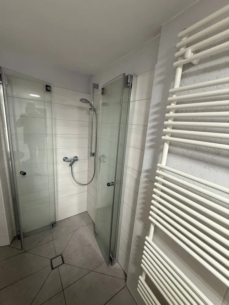 Moderne Dusche der Monteurwohnung Lichtenfels