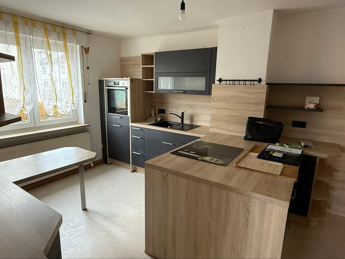Moderne Küche der Monteurwohnung Lichtenfels
