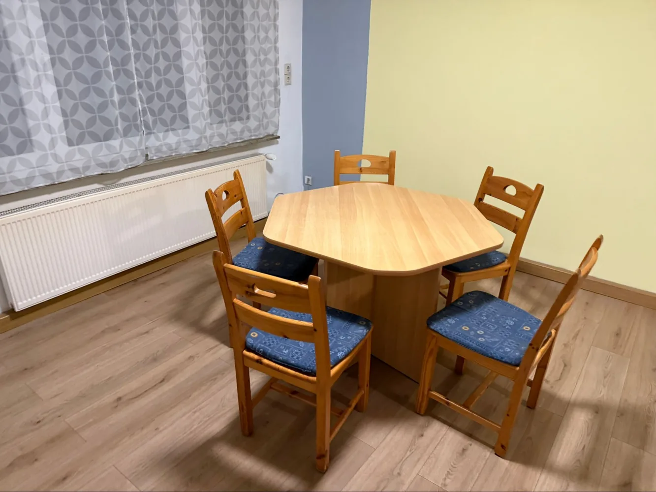 Essbereich der Monteurwohnung Lichtenfels